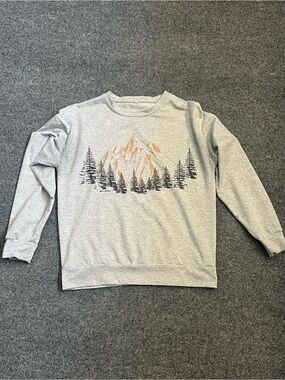 Women's Light Gray Mountain Graphic Sweatshirt, Medium
